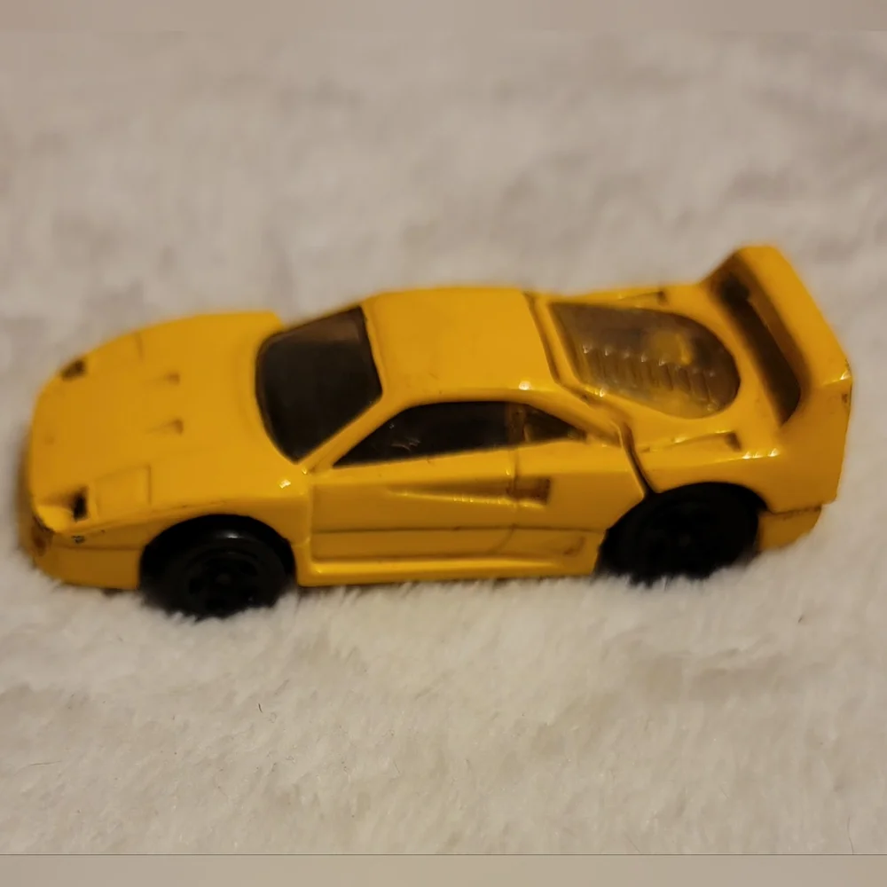 1988 Hot Wheels Ferrari F40 Yellow